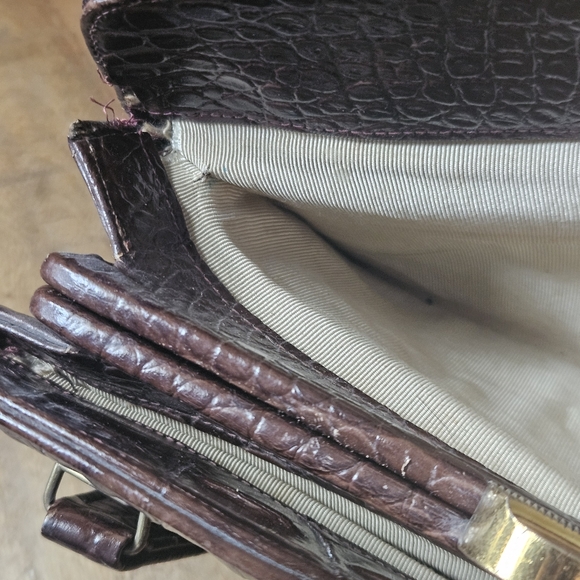 La Mode Faux Alligator Print Handbag - Picture 8 of 14